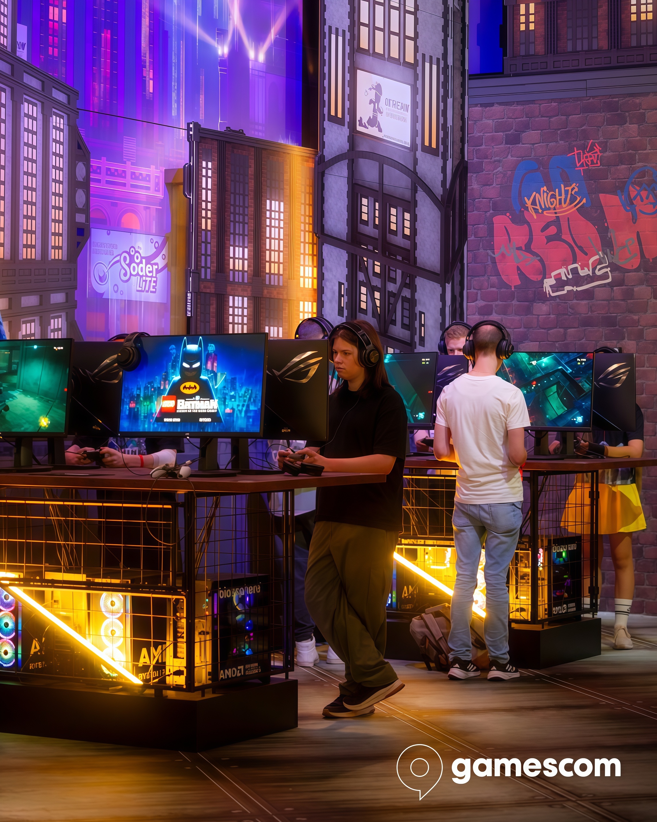 Gamescom现场玩家试玩最新游戏或各大厂商精美展台